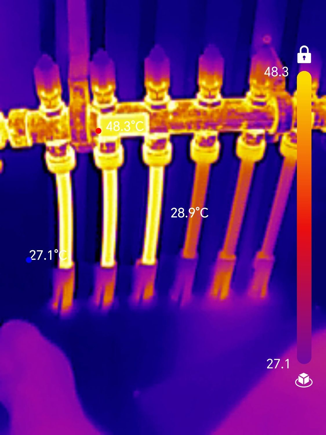 Thermal image of a heating manifold showing 48.3°C on the flow and 28.9°C and 27.1°C on two returns