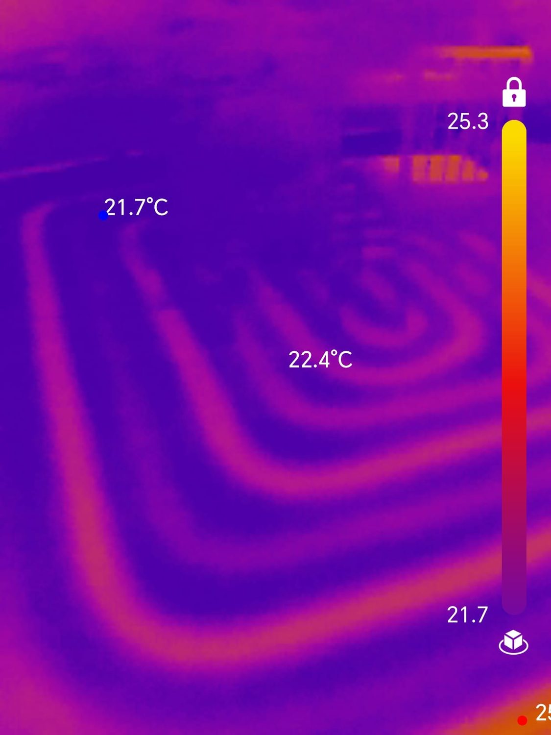 Thermal image of an underfloor heating circuit, the loops visible through the screed between 21.7°C and 25.3°C